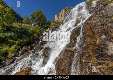 Blick auf den Wasserfall Pisciai in der Gemeinde Vinadio, Provinz Cuneo, Piemont, Italien. Stockfoto