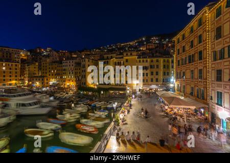 CAMOGLI, ITALIEN, 6. AUGUST 2023 - Blick auf das ligurische Küstendorf Camogli bei Nacht, Provinz Genua, Italien Stockfoto