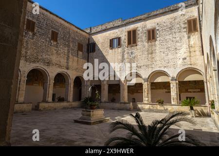 Das Kreuzgang der Basilika St. Katharina von Alexandria (Santa Caterina von Alessandria) in Galatina, Provinz Lecce, Apulien, Italien Stockfoto