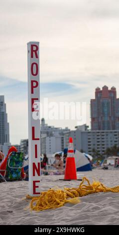 Sommer am Strand von Miami und die Stadt im Hintergrund. Amerikanischer Tourismus. Moderne Strände in Florida Stockfoto