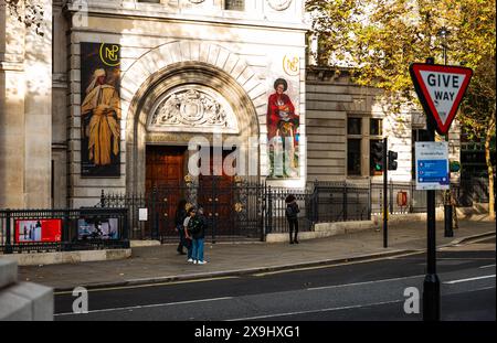 London, England, 07. Oktober 2023: Fußgänger vor der 'NATIONAL PORTRAIT GALLERY'. Stockfoto