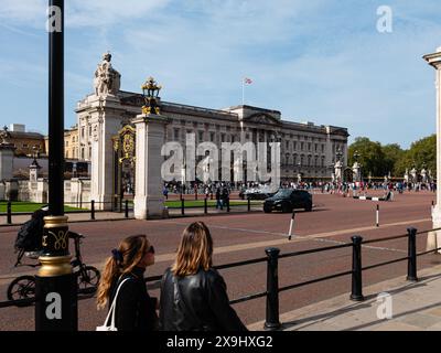 London, England, 7. Oktober 2023: Buckingham Palace mit der „Union Jack“-Flagge auf dem Dach. Stockfoto