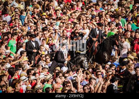 Pferde tanzen mitten im Volk, des Born Square, Caragol des Born, Sant Joan Festival. Ciutadella. Menorca, Balearen, Spanien. Stockfoto