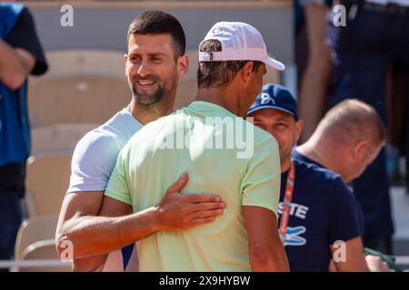 PARIS, FRANKREICH – 25. MAI: Novak Djokovic aus Serbien und Rafael Nadal aus Spanien während der Previews der French Open 2024 in Roland Garros am 25. Mai 2024 in Paris. (Foto: Marleen Fouchier/BSR Agency) Stockfoto