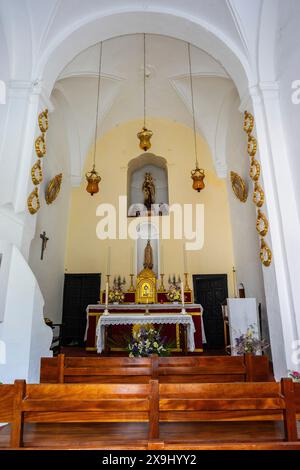 Kapelle der Heiligen Dreifaltigkeit, Barockgebäude, Ende 18. Jahrhundert, Rathausplatz, Almonaster la Real, Huelva, Andalusien, Spanien. Stockfoto