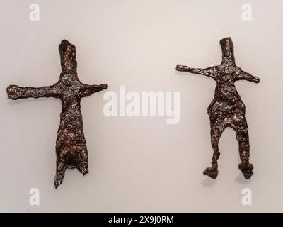 Eiserne Votivgaben, die einen Mann und eine Frau darstellen, Heiligtum der Atalayuelas von Fuerte del Rey, 2. Jahrhundert v. Chr., Iberisches Museum von Jaén, Andalusien, Spanien. Stockfoto
