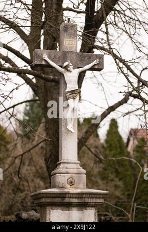 Steinstatue von Jesus Christus mit INRI-Text, vertikales Bild Stockfoto