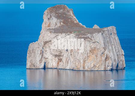 Masua, Westküste Sardiniens, Felsen namens Zuckerhut. Stockfoto
