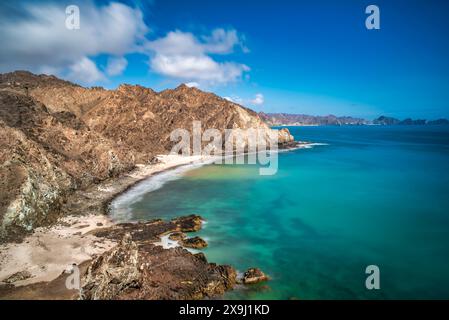 Wunderschönes Landschaftsfoto vom Strand Qantab in Maskat, Oman. Stockfoto