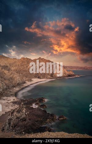 Wunderschönes Landschaftsfoto vom Strand Qantab in Maskat, Oman. Stockfoto