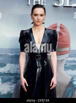 Daisy Ridley nimmt an der britischen Gala-Vorführung für „Young Woman and the Sea“ auf der Curzon Mayfair in London Teil. Stockfoto