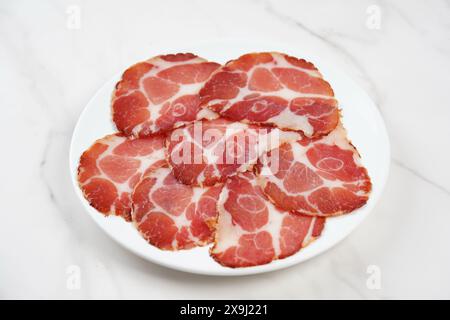 Italienischer getrockneter Schinken. Coppa Stagionata. Rüttelfleisch Stockfoto