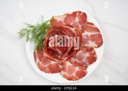 Italienischer getrockneter Schinken. Coppa Stagionata. Rüttelfleisch Stockfoto