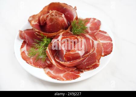 Italienischer getrockneter Schinken. Coppa Stagionata. Rüttelfleisch Stockfoto