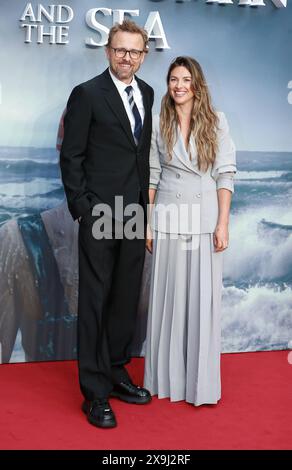 Joachim Rønning und Amelia Warner nehmen an der britischen Gala-Vorführung für „Young Woman and the Sea“ auf der Curzon Mayfair in London Teil. (Foto: Fred Duval / SOPA Images/SIPA USA) Stockfoto