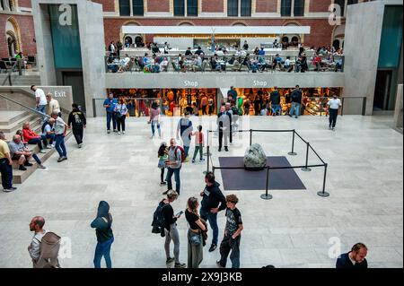 Eine der Skulpturen wird von einem Wachmann überwacht. Für seine erste Einzelausstellung in den Niederlanden zeigt der koreanische Künstler neun ikonische Werke aus der Serie Relatum, an der er seit den 70er Jahren kontinuierlich arbeitet Die Stein- und Metallskulpturen treten in einen Dialog mit der Natur und der Architektur des Museumsgebäudes. Lee Ufan (Korea 1936) arbeitet in Japan und Frankreich. Neben Skulpturen macht er auch Gemälde und ist Dichter und Philosoph. Mit diesen Skulpturen experimentiert Lee Ufan mit dem, was er als „Kunst der Begegnung“ bezeichnet. Die minimalistischen Arbeiten bieten einen Moment Stockfoto