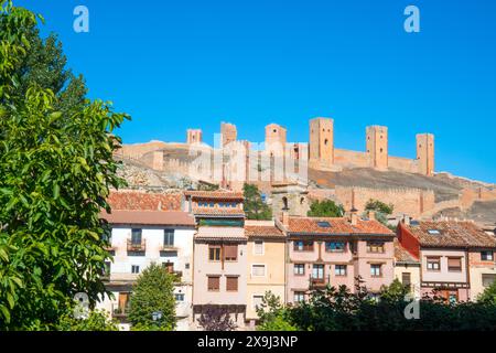 Die Stadt und das Schloss. Molina de Aragon, Provinz Guadalajara, Castilla La Mancha, Spanien. Stockfoto