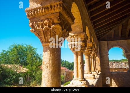 Großbuchstaben. Atrium der Kirche San Miguel Arcangel, Andaluz, Provinz Soria, Spanien. Stockfoto