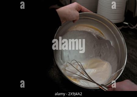 Die Kuchenmischung wird in einer Schüssel geschüttet Stockfoto