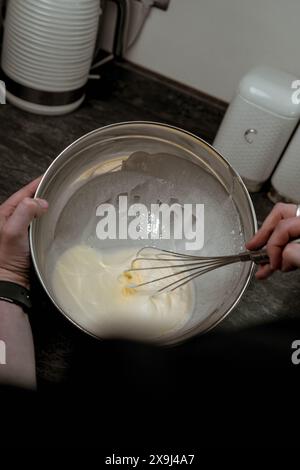 Die Kuchenmischung wird in einer Schüssel geschüttet Stockfoto