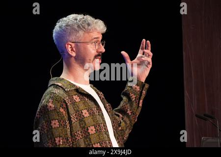 Hay Festival, Hay on Wye, Powys, Wales, Großbritannien – Samstag, 1. Juni 2024 – Dr. Ryan Davey von der Cardiff University spricht über Social Class in Contemporary Britain – Foto Steven May / Alamy Live News Stockfoto