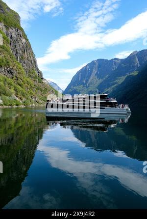 Die Fähre von Gudvangen nach Flam entlang der Nærøyfjord, Norwegen. Ein Elektroboot, das diesen zum UNESCO-Weltkulturerbe gehörenden Fjord fährt Stockfoto