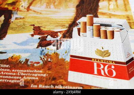 Viersen, Deutschland - 9. Mai. 2024: Das alte deutsche Retro-Magazin Reemtsma R6 Zigarettenwerbung von 1975 Stockfoto