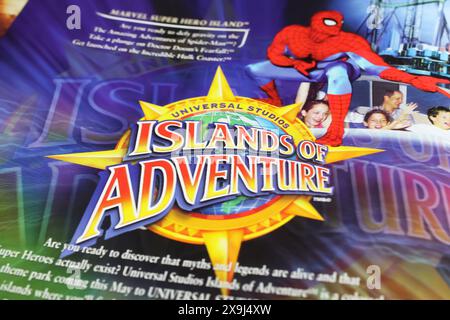 Viersen, Deutschland - 9. Mai. 2024: Alte Retro-Zeitschrift Universal Studios Islands of Adventure, Werbung für Freizeitparks aus dem Jahr 1999 Stockfoto