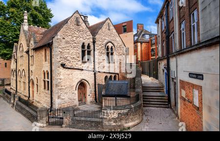 Blick auf eine traditionelle, ruhige und enge Straße inmitten der historischen Architektur der Bollwerke Lane in Oxford City, England Stockfoto