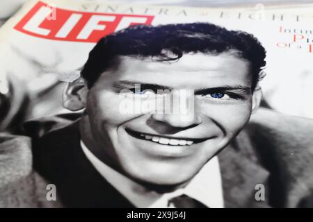 Viersen, Deutschland - 9. Mai. 2024: Cover des Life Magazine von 1995 mit Porträt des jungen Sängers Frank Sinatra Stockfoto