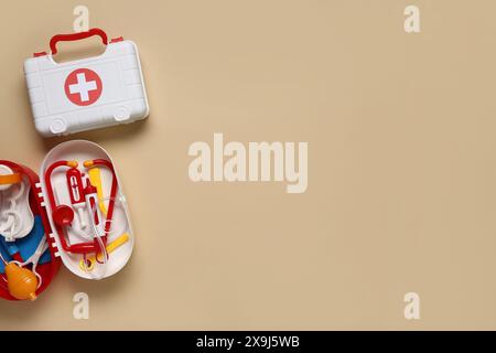 Erste-Hilfe-Sets auf beigefarbenem Hintergrund. Draufsicht Stockfoto
