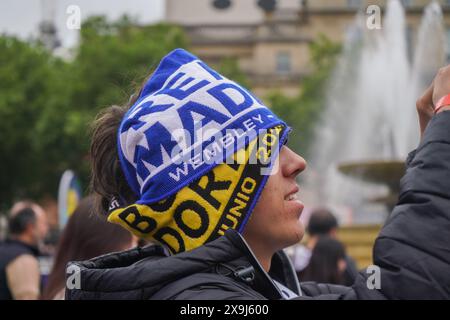 London, Großbritannien. 1. Juni 2024. Hunderte von Fans stehen an, um einen Blick auf die Trophäe der Europameister zu werfen, die am Trafalgar Square vor dem Champions-League-Finale in Wembley heute zwischen Borussia Dortmund und Real Madrid ausgetragen wurde. Credit: amer ghazzal/Alamy Live News Stockfoto