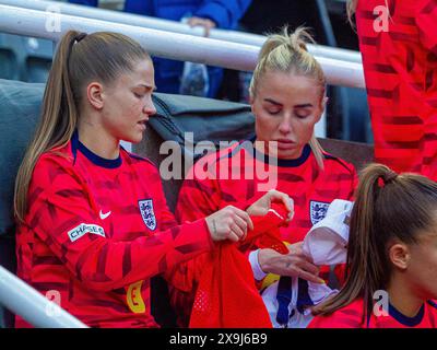 St James Park Stadium, England 31. Mai 2024: Alex Greenwood (12) für England mit Jess Park (20) auf der Subbank während der Qualifikation zur UEFA-Frauen-Europameisterschaft zwischen England und Frankreich im St James Park Stadium in Newcastle, England, 31. Mai 2024 | Foto: Jayde Chamberlain/SPP. Jayde Chamberlain/SPP (Jayde Chamberlain/SPP) Stockfoto