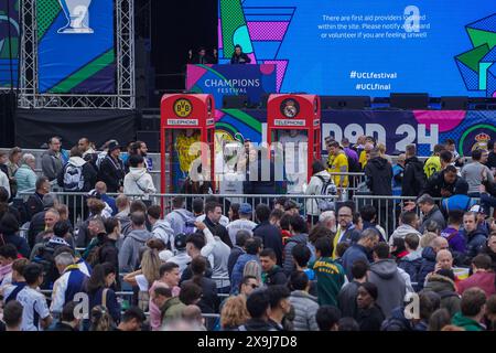 London, Großbritannien. 1. Juni 2024. Hunderte von Fans stehen an, um einen Blick auf die Trophäe der Europameister zu werfen, die am Trafalgar Square vor dem Finale der Champions League in Wembley, später heute zwischen Borussia Dortmund und Real Madrid, ausgestellt wurde. Credit: amer ghazzal/Alamy Live News Stockfoto