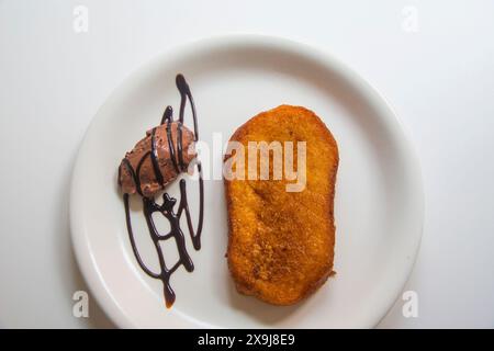 Torrija mit Eis, traditionelle Heilige Woche Dessert. Spanien. Stockfoto