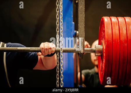 barbell für Hocke auf Monolith, Mann Athlet, der sich auf Krafttraining vorbereitet Stockfoto