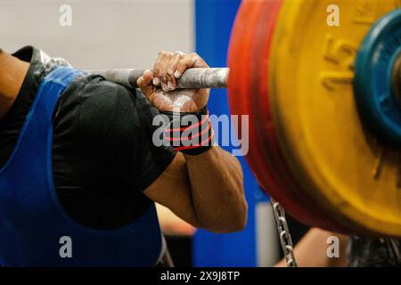 Athlet Powerlifter bereitet Squat-Übungen beim Powerlifting-Wettbewerb vor Stockfoto