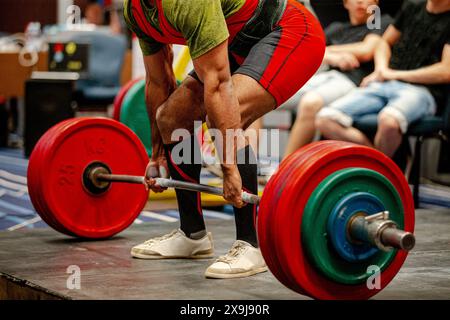 Deadlift-indischer Athlet im Powerlifting-Wettbewerb Stockfoto