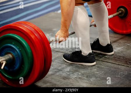 Heck-Ansicht, der Deadlift-Athlet beim Powerlifting Stockfoto