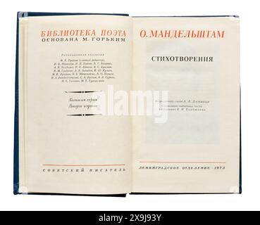 Die „Gedichte“ von Osip Emiljewitsch Mandelstam (russisch Осип Эмильевич Мандельштам; 14. Januar 1891–27. Dezember 1938) war ein russischer und sowjetischer Dichter, der erstmals 1973 in der UdSSR veröffentlicht wurde. Stockfoto