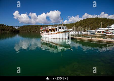 Skradin, Kroatien, 22. Mai 2024: Skradin ist eine kleine historische Stadt und ein Hafen an der Adriaküste und am Fluss Krka in Kroatien Stockfoto