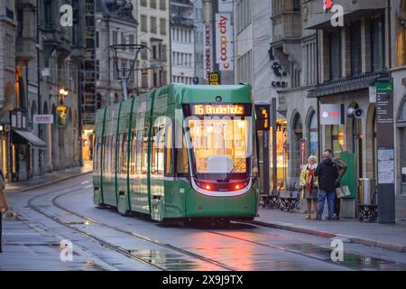 Straßenbahn am Marktplatz, Altstadt, Basel, Schweiz Stockfoto