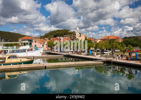 Skradin, Kroatien, 22. Mai 2024: Skradin ist eine kleine historische Stadt und ein Hafen an der Adriaküste und am Fluss Krka in Kroatien Stockfoto