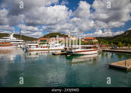 Skradin, Kroatien, 22. Mai 2024: Skradin ist eine kleine historische Stadt und ein Hafen an der Adriaküste und am Fluss Krka in Kroatien Stockfoto