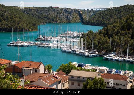 Skradin, Kroatien, 22. Mai 2024: Skradin ist eine kleine historische Stadt und ein Hafen an der Adriaküste und am Fluss Krka in Kroatien Stockfoto