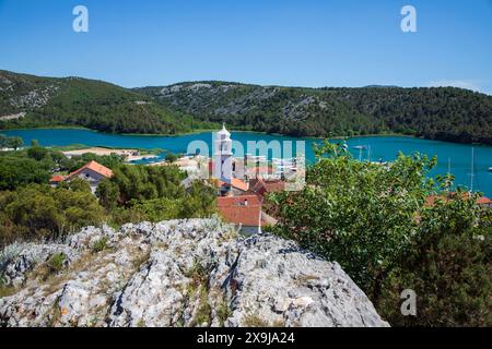 Skradin, Kroatien, 22. Mai 2024: Skradin ist eine kleine historische Stadt und ein Hafen an der Adriaküste und am Fluss Krka in Kroatien Stockfoto