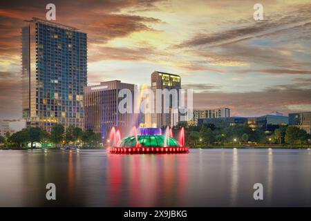 Foto des Sonnenuntergangs am Eola Lake, Orlando, Florida, USA Stockfoto