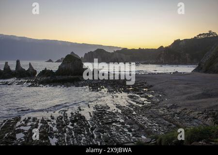 Sonnenlicht am Strand Gueirua in der Nähe von Cudillero, Asturien, Spanien Stockfoto