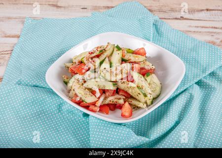 Türkischer Coban (Choban) Salate oder Schäfersalat in weißer Schüssel. Türkischer Schäfersalat mit Gurke, Tomate, roten Zwiebeln, Pfeffer, Petersilie. Stockfoto