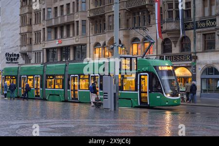 Straßenbahn am Marktplatz, Altstadt, Basel, Schweiz Stockfoto